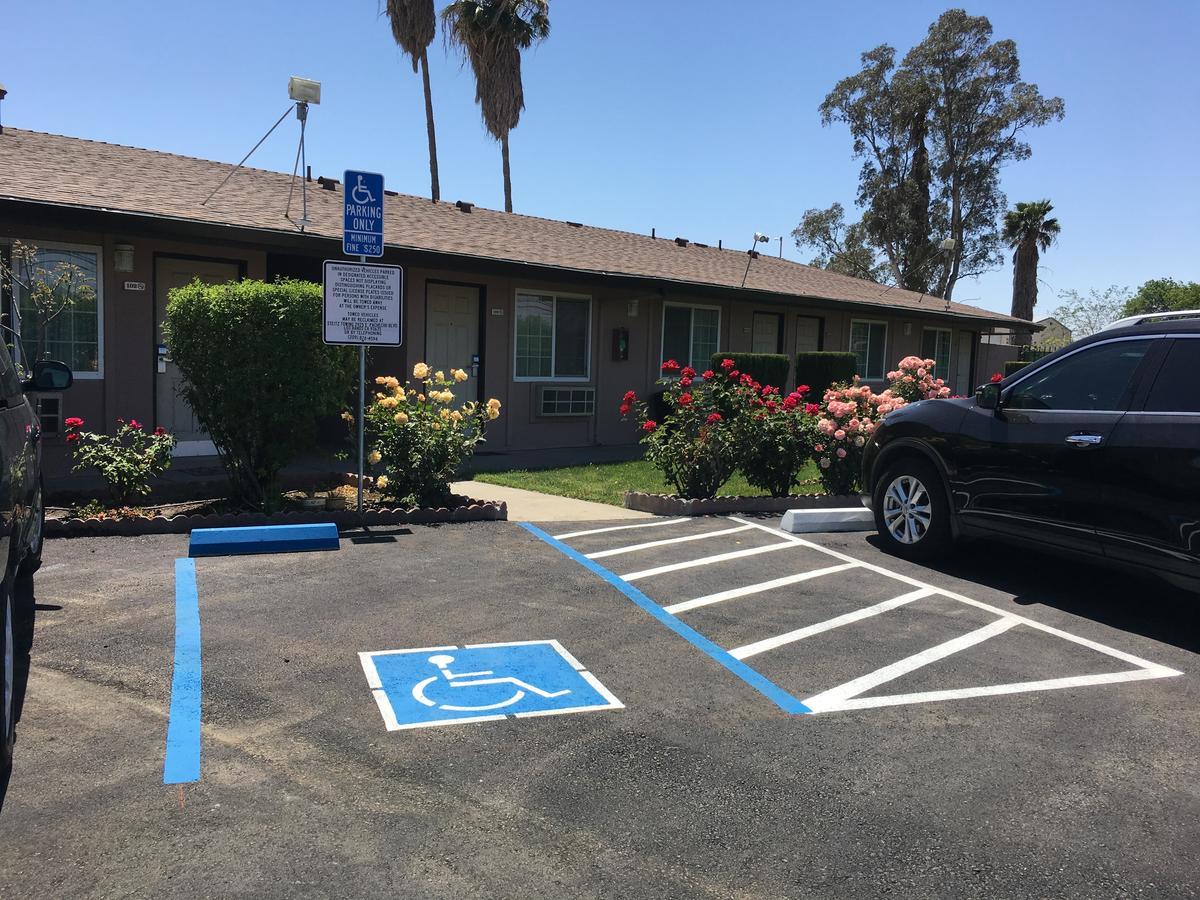 Maple Inn And Suites Los Banos Bagian luar foto