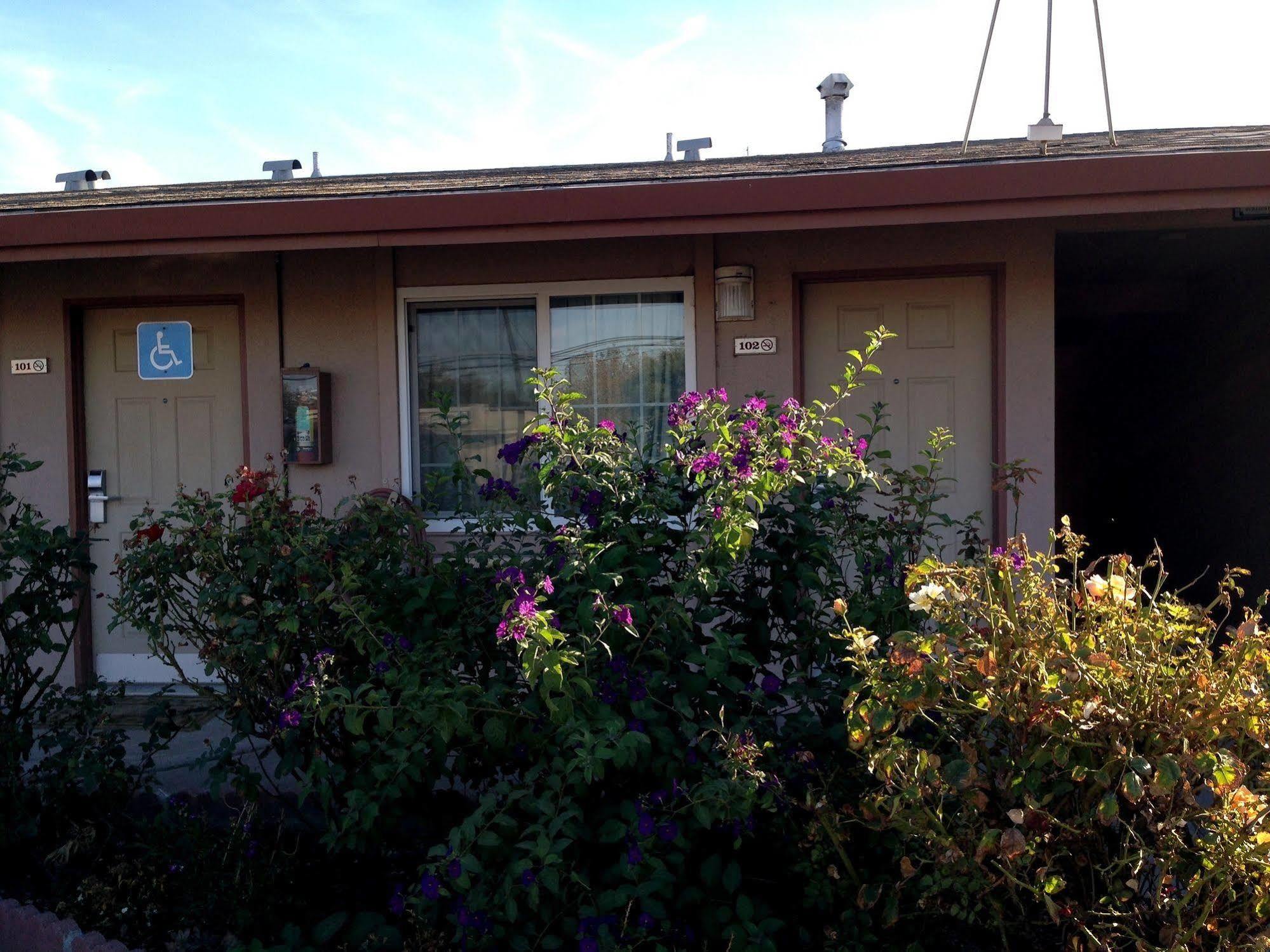 Maple Inn And Suites Los Banos Bagian luar foto